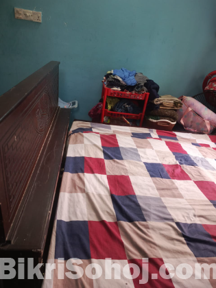 একটি বোর্ডের খাট বিক্রয় করা হইবে।